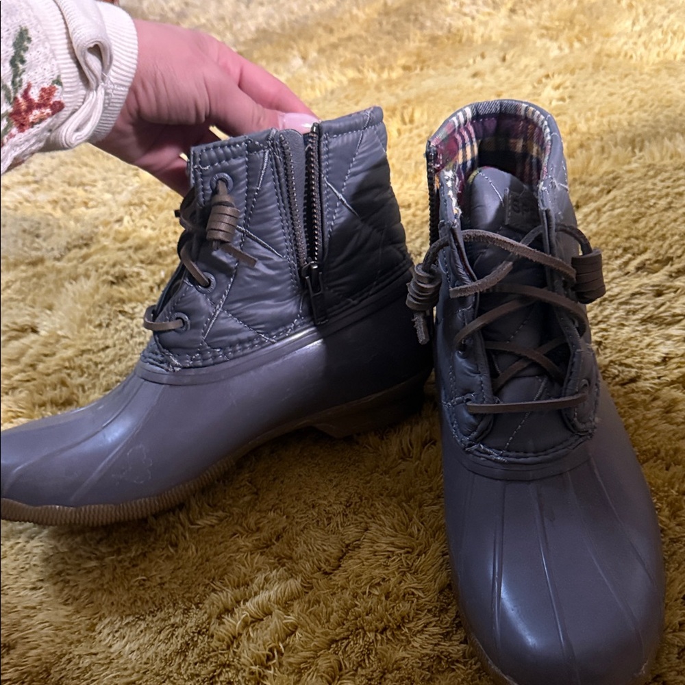 Stylish Gray Quilted Women's Boots 6.5 Sperrys - Picture 2 of 9